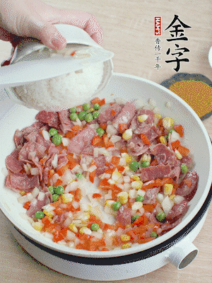 放米飯炒至顆粒分明。