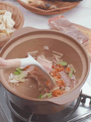 砂鍋中倒入油，放入姜片、蔥段、咸肉、海米炒出香味。