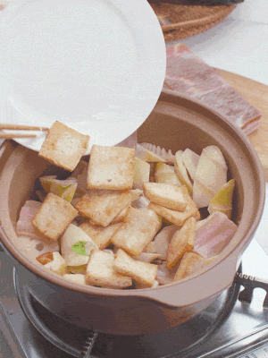 依次下春筍、豆腐，開水沒過食材。