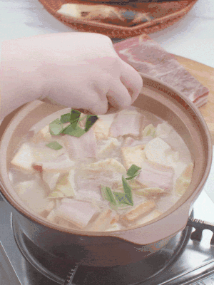 一小撮鹽、糖、雞精調(diào)味，最后撒點蒜葉點綴。