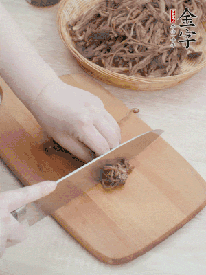 干茶樹(shù)菇浸泡過(guò)夜，去老根焯水，擠干水份。