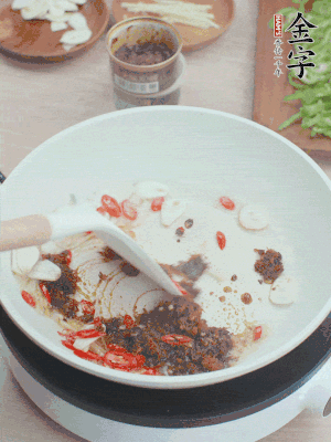熱鍋涼油，姜蒜、辣椒、金字火腿xo醬炒香。