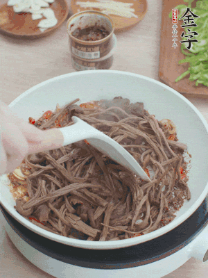 下茶樹(shù)菇煸炒4分鐘。