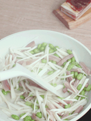 下茭白絲、青豆翻炒。
