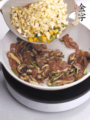 鍋里熱油，爆香蔥白，下香腸片炒至微微出油，加時(shí)蔬粒、香菇粒、春筍粒翻炒均勻。