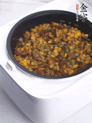 電飯煲按煮飯鍵，出鍋撒蔥花。