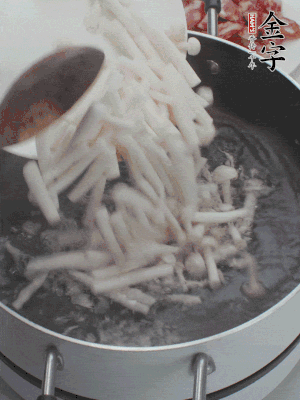 白玉菇改刀焯水30秒。