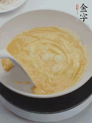 2個雞蛋炒散。