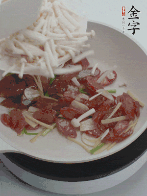 放白玉菇、青紅辣椒、雞蛋。