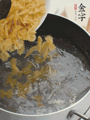 蝴蝶面加橄欖油煮熟；豌豆焯水30秒。