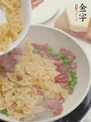 1小勺鹽調味，混合一起燉煮一下。