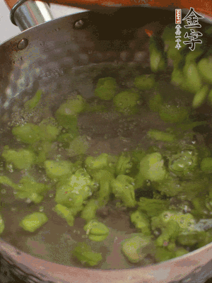鍋中水沸，放一撮鹽，下蠶豆豆瓣焯3分鐘，下百合，3秒撈出，一起撈出瀝水。