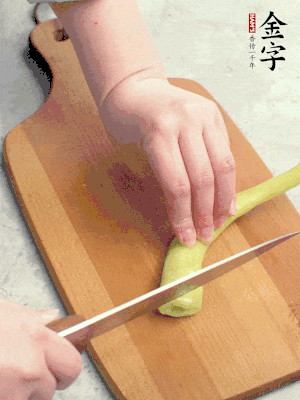 蔥切段，姜切絲，辣椒斜切成塊。
