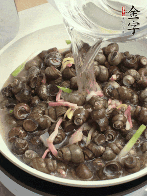 倒處理干凈的螺螄翻炒，加3勺料酒。加清水蓋過螺螄，中火蓋蓋煮5分鐘。