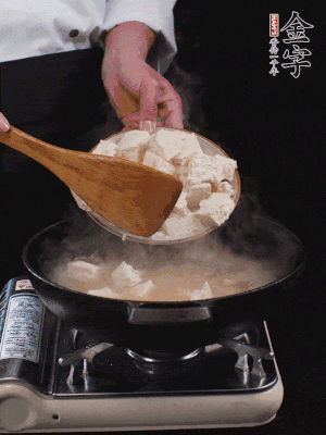 冷水入鍋，煮15分鐘。下豆腐塊，燜煮25分鐘。
