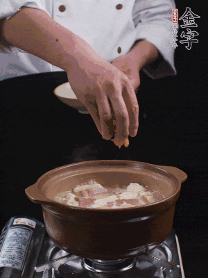 下蝦仁干，煮5分鐘。撒蒜葉，煮1分鐘。