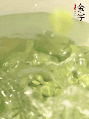 新鮮蠶豆熱水焯水30秒，然后浸入涼水。
