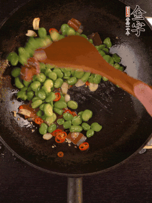 再下蠶豆煸炒，加1勺料酒調(diào)味。