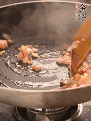 熱油爆香大蒜粒，煸香咸肉丁，淋一勺黃酒調(diào)味。