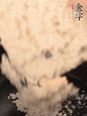 浸泡半天的糯米電飯鍋煮熟。