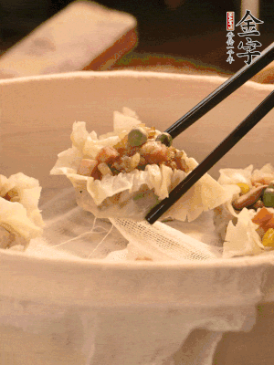 包好的燒賣放在蒸籠上，水開后蒸8分鐘左右。