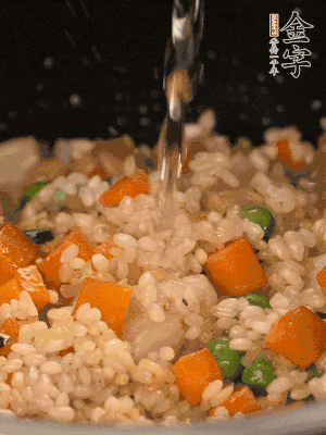 把食材轉(zhuǎn)移到電飯鍋中，倒入點(diǎn)清水，正常煮飯。
