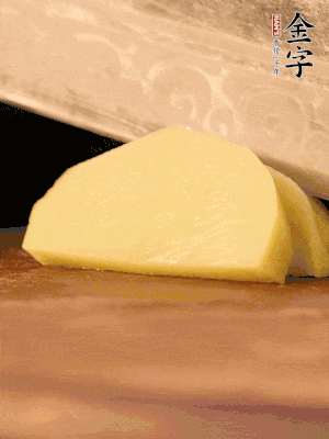 土豆去皮切丁。水開(kāi)后，放入鍋中煮2-3分鐘，撈出瀝干水分。