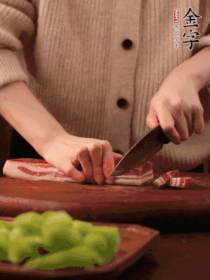 金字淡咸肉切片，冷水入鍋，加姜片、料酒略焯水。同步，五花肉切塊焯水。