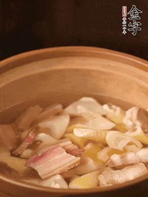 春筍、咸肉、咸肉一起入砂鍋，加姜片、料酒、清水大火煮沸到湯色變白。轉(zhuǎn)小火慢篤半小時。