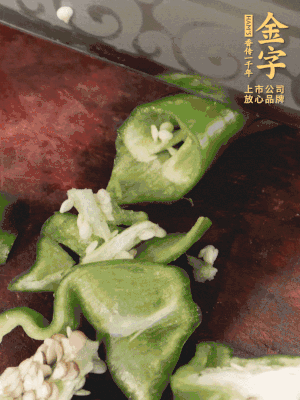 辣椒洗凈斜切成段，蒜切片。