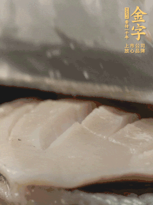 鮑魚用勺子撬出來，去掉內(nèi)臟和牙齒，加面粉、白醋、鹽、啤酒抓一下，清水洗凈，切花刀。