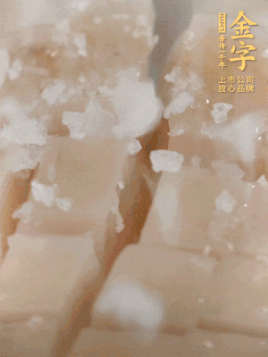 鮑魚中加點鹽、蠔油抓拌一下。