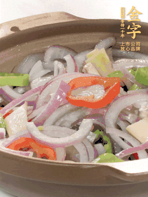 砂鍋底鋪上香菜，放上料頭，再放上焯過水的鮑魚殼。