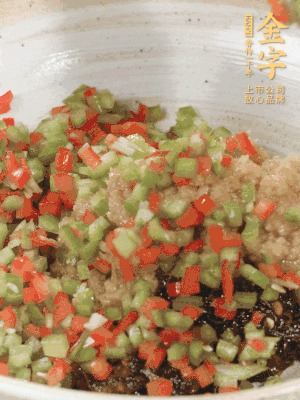 XO醬、蒜蓉醬、青紅椒粒攪拌成醬料。