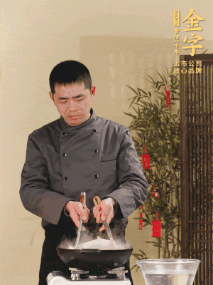 整只土雞冷水下鍋，加蔥姜、料酒焯水，撈出后用溫水清洗干凈。