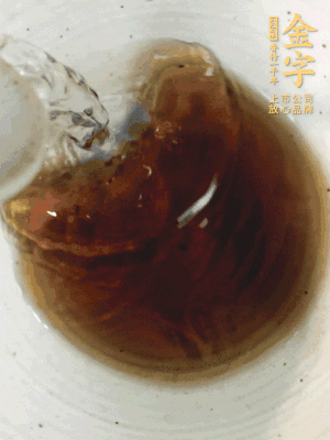 黃酒中加清水、蒸魚豉油、白砂糖混合均勻。
