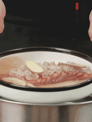置于盤中，加冰糖100g、黃酒100g、水200g，上鍋蒸20分鐘。