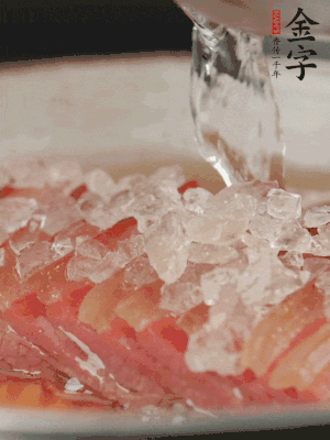 依舊放上冰糖100g、黃酒100g、水200g，鍋中再蒸15分鐘。
