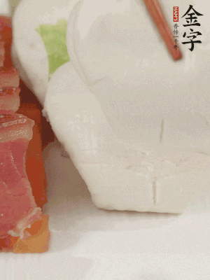 生菜切段，放入荷葉夾。