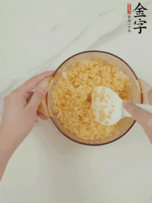 隔夜剩米飯加蛋黃攪拌均勻。