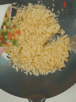 下豌豆粒、胡蘿卜粒、玉米粒。（買現(xiàn)成冷凍的雜菜即可，非常方便）