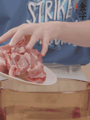 排骨剁小塊，加姜片、料酒沸水下鍋焯水。