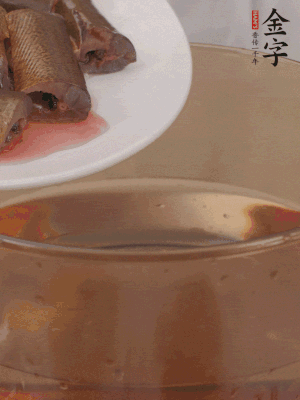 處理干凈的黃鱔段，加姜片、料酒沸水下鍋焯水。撈出用涼水沖洗干凈。