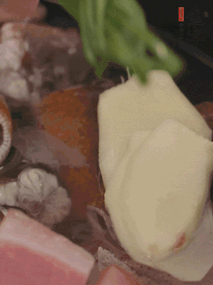 加姜片、蔥結(jié)、料酒。
