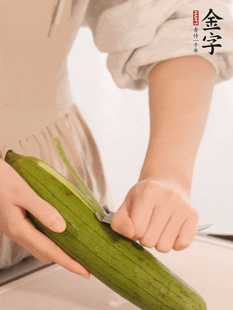 絲瓜去皮切滾刀塊用鹽殺一下水分洗凈。