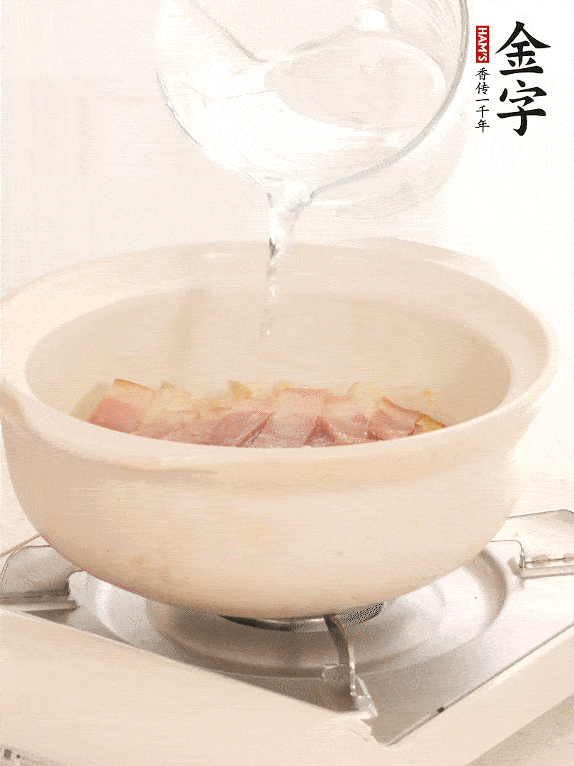 放入火腿片，加開水，再加入豆腐
