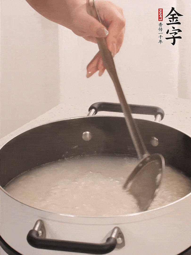 香菇、土豆、胡蘿卜、金字土香腸切小塊。