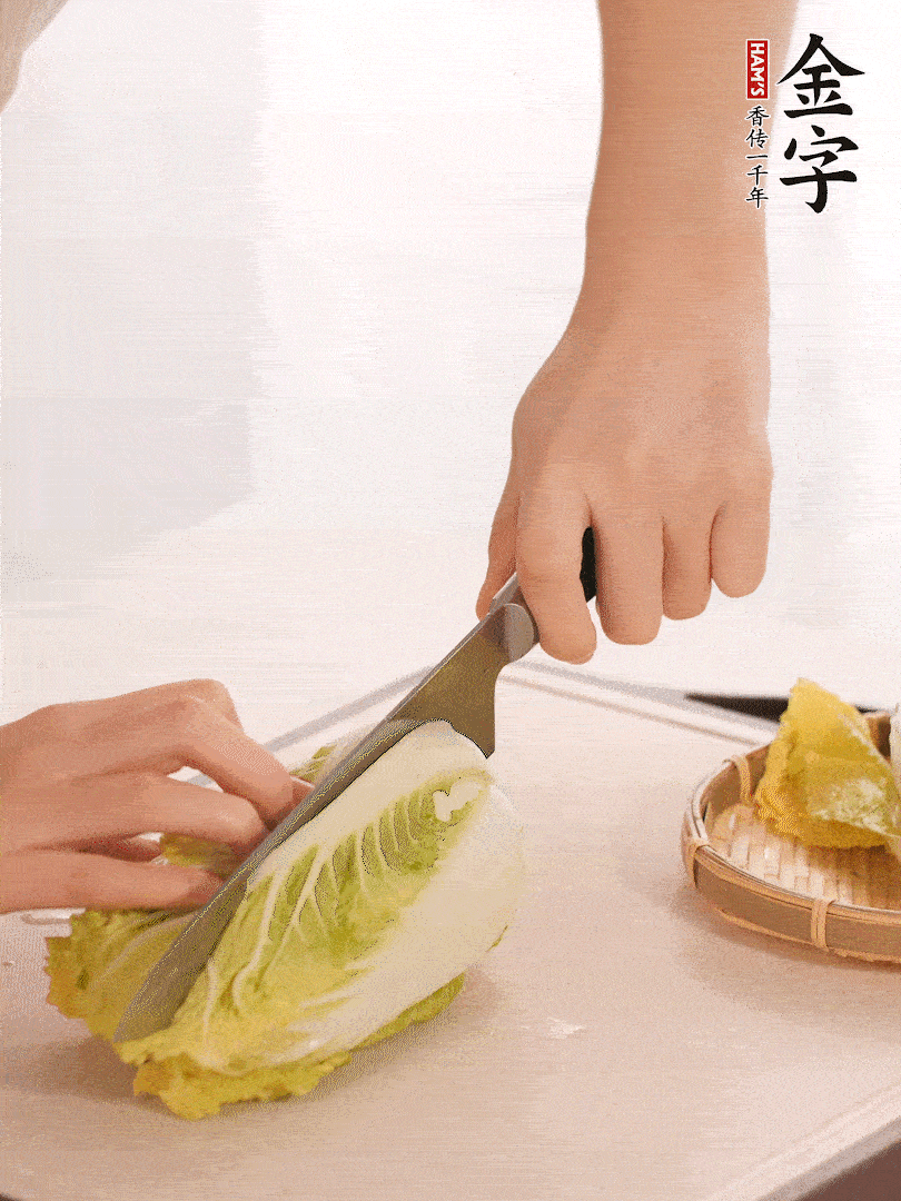 生姜切末，白菜改刀成成塊。