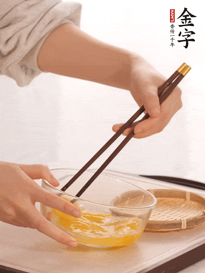 兩顆雞蛋打散。