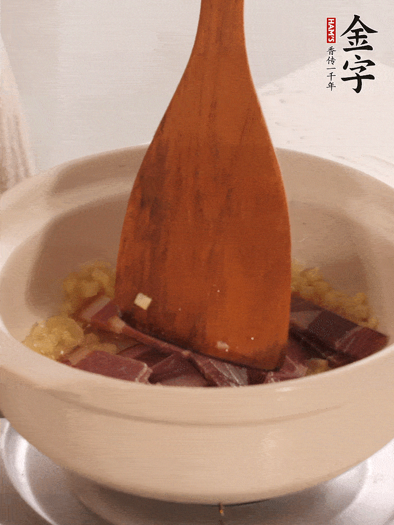 加熱水，加入白菜蓋上蓋子煨煮3分鐘。
